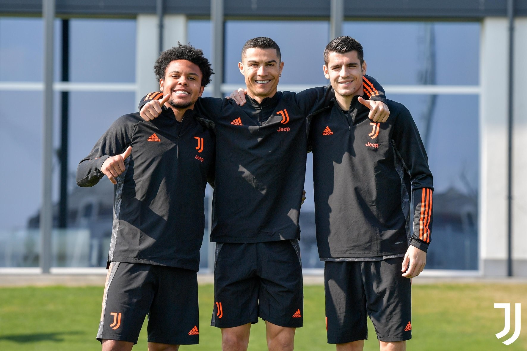 Khó khăn chồng chất, Ronaldo và đồng đội vẫn lộ hình ảnh khó tin - Bóng Đá