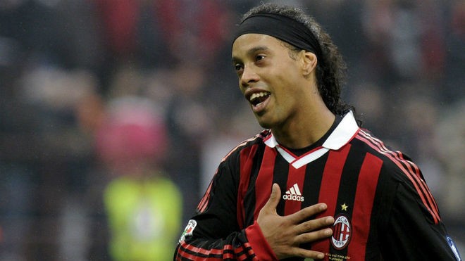 Ronaldinho to Alvarez: Please don't hit me anymore - Bóng Đá