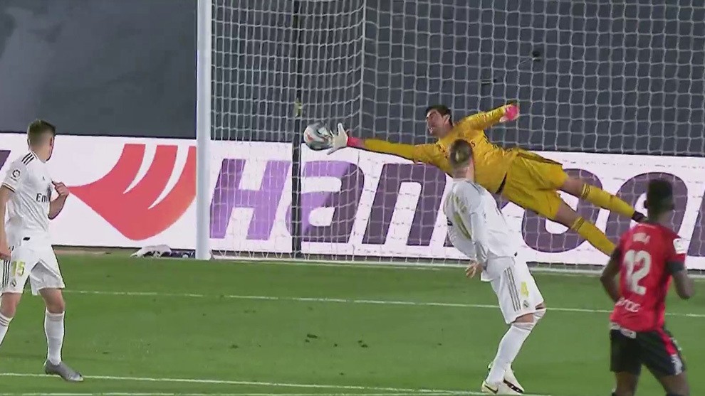Courtois has one hand on the Zamora trophy - Bóng Đá