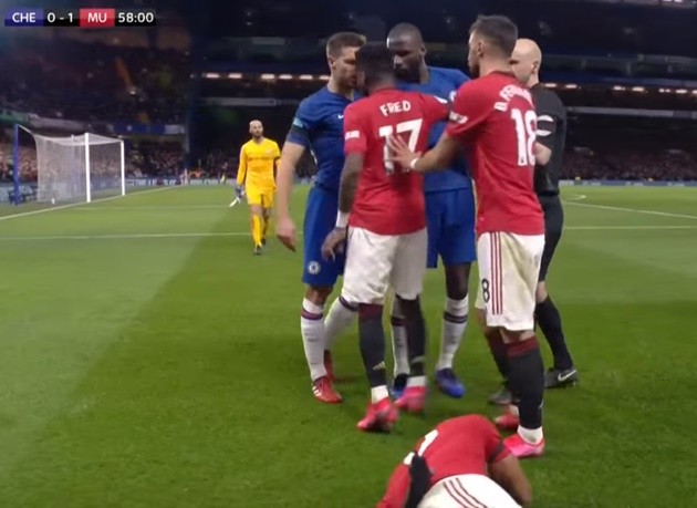 Một mình cân 4 sao Chelsea không cho đụng Martial, Fred ăn thẻ vàng - Bóng Đá
