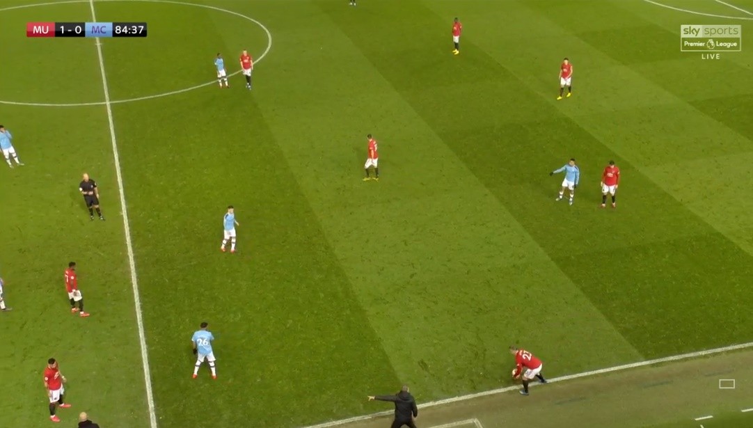 20 hình ảnh thú vị trận derby Manchester: 'Đam mê' United là bất diệt! - Bóng Đá