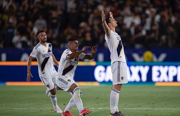 Nói được làm được, Ibrahimovic lập hattrick hạ gục 