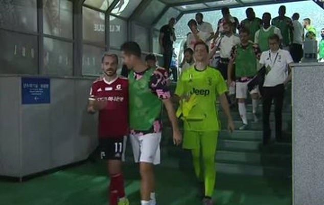 Cristiano Ronaldo smiles wryly after K-League striker Cesinha imitates his iconic celebration - Bóng Đá