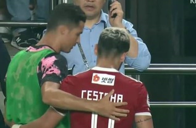 Cristiano Ronaldo smiles wryly after K-League striker Cesinha imitates his iconic celebration - Bóng Đá