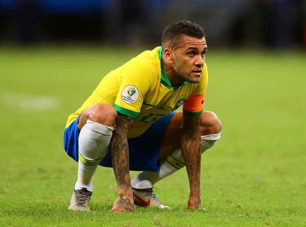 Dani Alves: Should Man Utd, Arsenal, Liverpool, Spurs or Man City sign him? - Bóng Đá