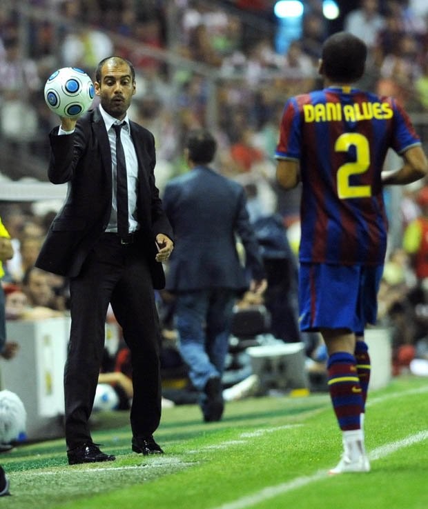 Dani Alves: Should Man Utd, Arsenal, Liverpool, Spurs or Man City sign him? - Bóng Đá