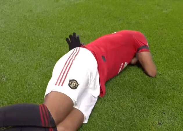 Một mình cân 4 sao Chelsea không cho đụng Martial, Fred ăn thẻ vàng - Bóng Đá