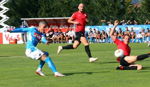 Sao Napoli hóa 'trẻ con', hồn nhiên tắm mưa đá bóng - Bóng Đá
