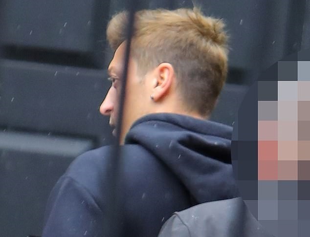 Arsenal star Ozil bundled into back seat of his car by security  - Bóng Đá