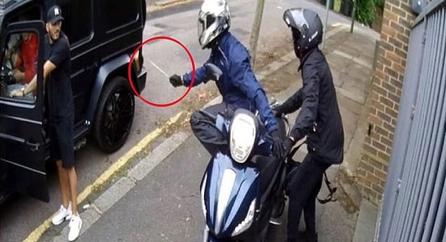 Arsenal star Ozil bundled into back seat of his car by security  - Bóng Đá