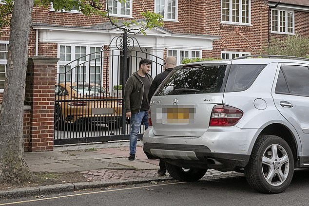 Arsenal star Ozil bundled into back seat of his car by security  - Bóng Đá