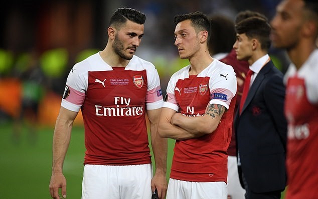 Arsenal star Ozil bundled into back seat of his car by security  - Bóng Đá