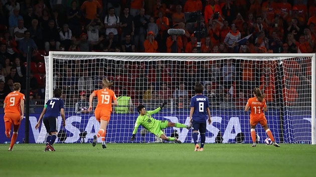 Cựu sao Chelsea gây đại họa, DFL phẫn nộ - Bóng Đá