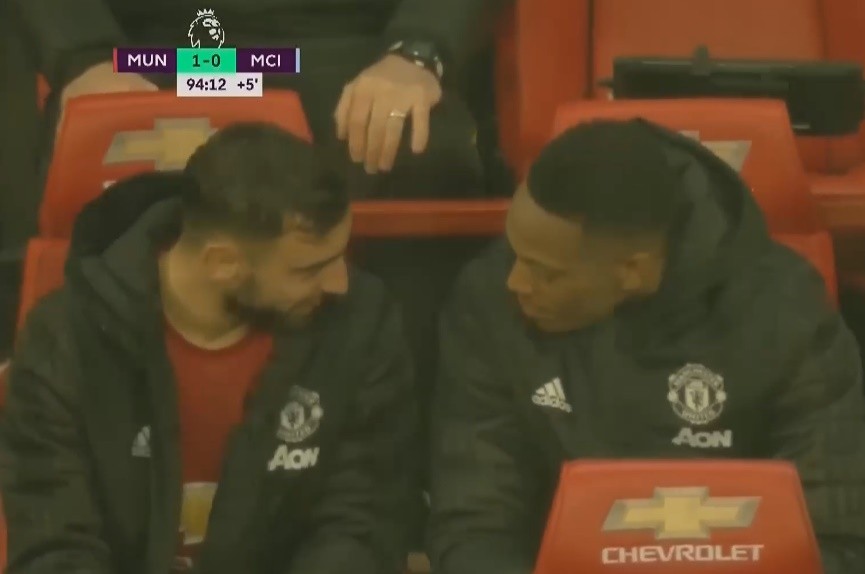 20 hình ảnh thú vị trận derby Manchester: 'Đam mê' United là bất diệt! - Bóng Đá