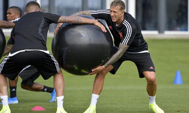 Ronaldo, De Ligt và đồng đội miệt mài 'luyện công' cùng Sarri - Bóng Đá