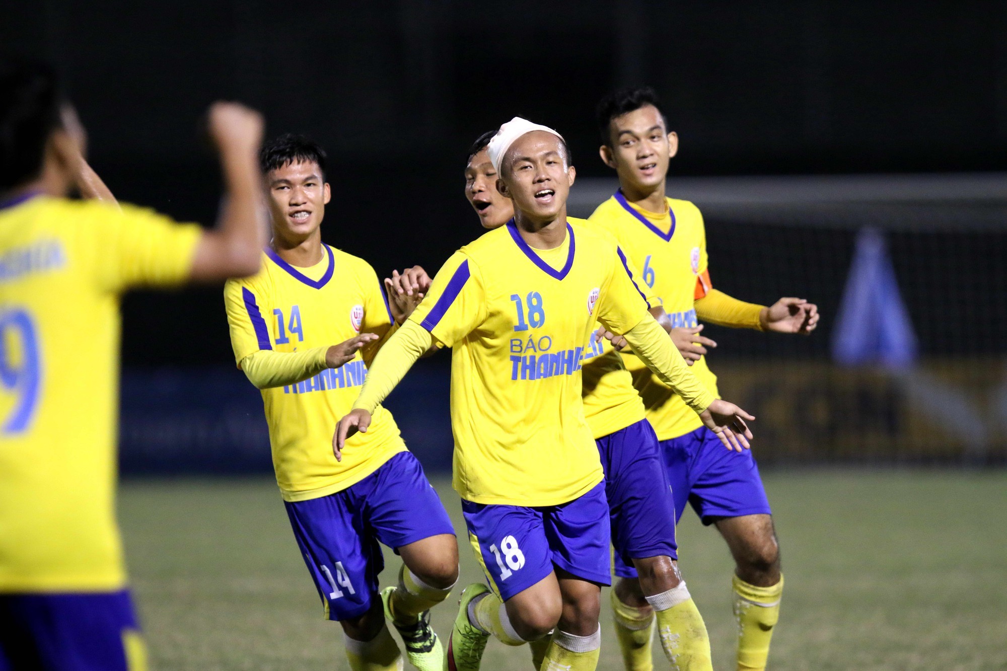 10/11 cầu thủ dính tiêu cực, bóng đen phủ kín lứa U21 Đồng Tháp - Bóng Đá