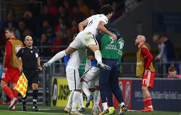 Wales 2-1 Azerbaijan: Real Madrid winger Gareth Bale nets late header to salvage victory in Euro 2020 qualifier - Bóng Đá