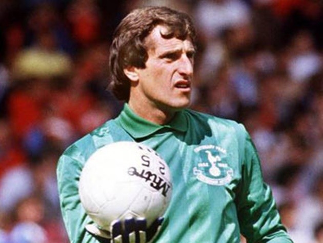 10 stars have played the most official matches in football history - Bóng Đá