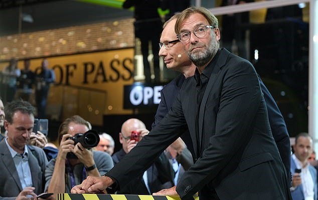 Jurgen Klopp makes the most of international break with appearance at Frankfurt Motor Show before turning focus to Liverpool's clash with Newcastle - Bóng Đá