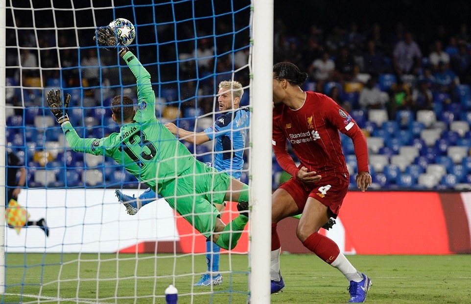 Choáng! Van Dijk lại mắc sai lầm, 