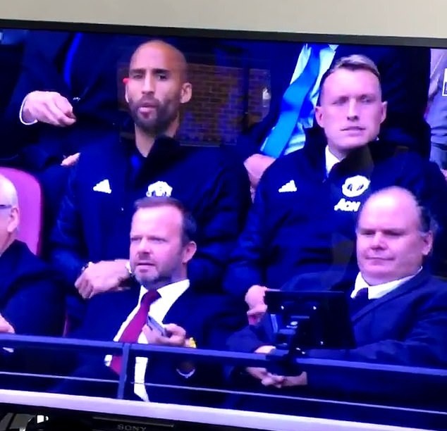 Ed Woodward DID tell Phil Jones off at West Ham, barking 'We're on camera, stop' - Bóng Đá