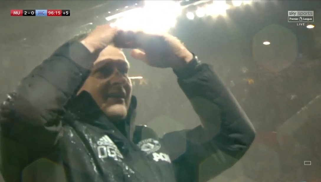 20 hình ảnh thú vị trận derby Manchester: 'Đam mê' United là bất diệt! - Bóng Đá