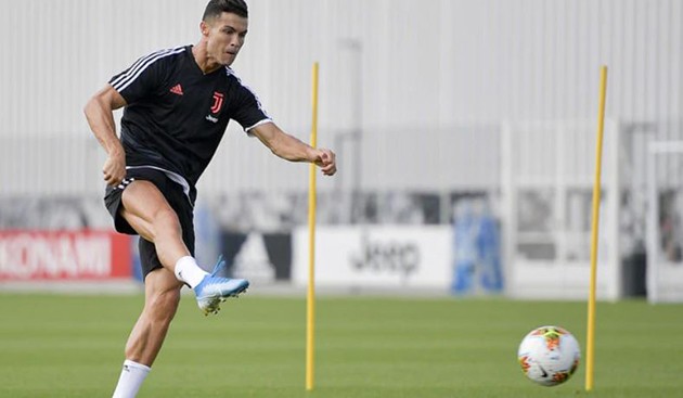 Ronaldo, De Ligt và đồng đội miệt mài 'luyện công' cùng Sarri - Bóng Đá