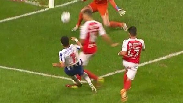 Hy hữu! Cầu thủ đẩy xe cứu thương rời sân vì 1 lý do bất ngờ - Bóng Đá