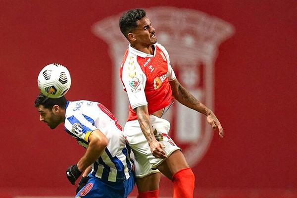 Hy hữu! Cầu thủ đẩy xe cứu thương rời sân vì 1 lý do bất ngờ - Bóng Đá