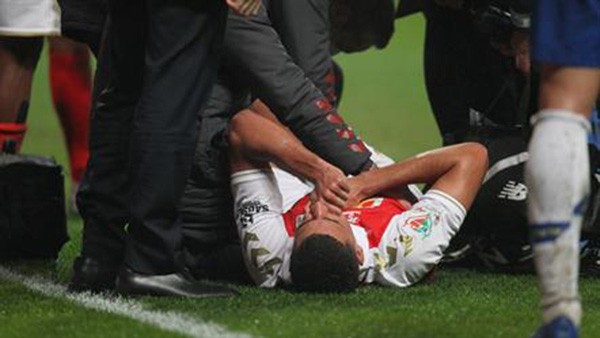 Hy hữu! Cầu thủ đẩy xe cứu thương rời sân vì 1 lý do bất ngờ - Bóng Đá