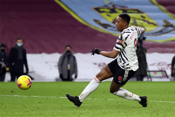 Martial ngả bàn đèn, bỏ lỡ 3 cơ hội ghi bàn cho Man Utd trận Bunrley - Bóng Đá