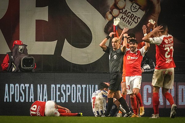 Hy hữu! Cầu thủ đẩy xe cứu thương rời sân vì 1 lý do bất ngờ - Bóng Đá