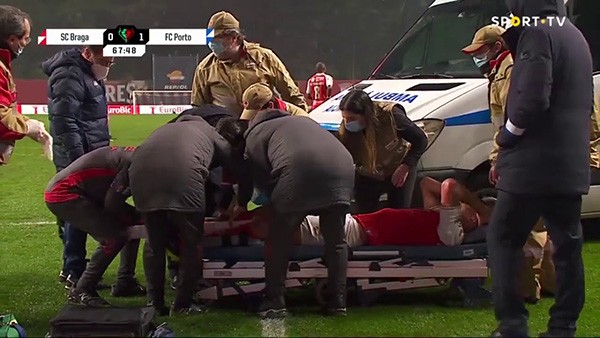 Hy hữu! Cầu thủ đẩy xe cứu thương rời sân vì 1 lý do bất ngờ - Bóng Đá