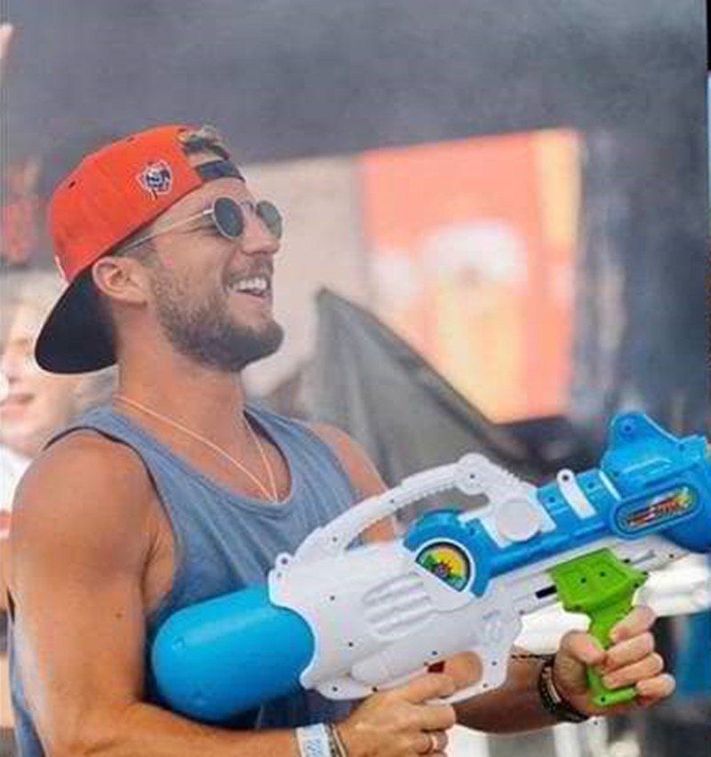 Rời Napoli, sao tuyển Bỉ quẩy điên cuồng với nhạc Rock - Bóng Đá