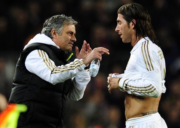 Ex-Man Utd boss Jose Mourinho stretches and does sit-ups in London park fitness workout - Bóng Đá