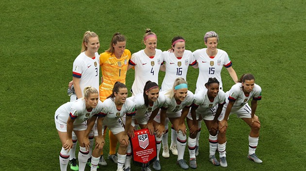 Bị VAR quay lưng, Tottenham thua sốc trên sân nhà - Bóng Đá