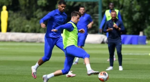 Fan Chelsea ném đá Jorginho - Bóng Đá