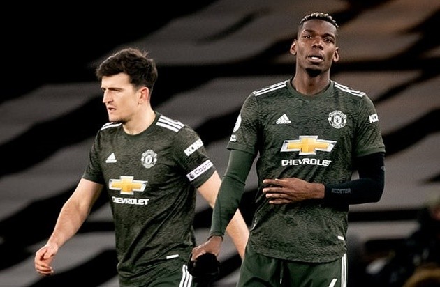 Tình huống va chạm giữa Lacazette và Maguire - Bóng Đá