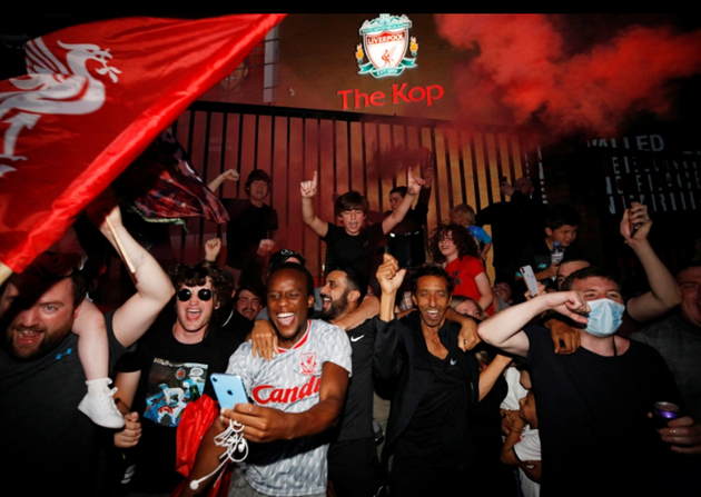 Hình ảnh các CĐV Liverpool ăn mừng vô địch (The Sun) - Bóng Đá