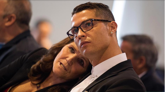 Ảnh hậu trường bà mẹ của Ronaldo (The Sun) - Bóng Đá