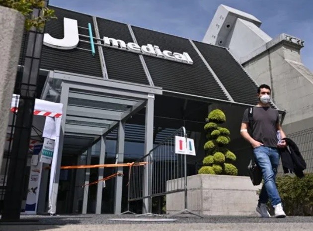 Aaron Ramsey arrives for Juventus training as stars are tested for coronavirus in car park ahead of Serie A return - Bóng Đá