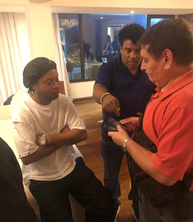 Ronaldinho đã ăn chơi trác táng ra sao? - Bóng Đá