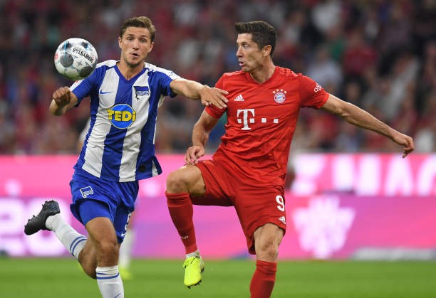 Lewandowski tỏa sáng, Bayern hú vía thoát thua ngày ra quân - Bóng Đá