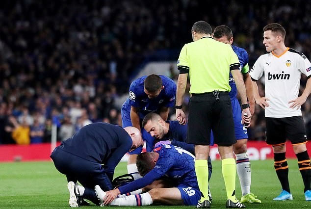 Frank Lampard refuses to rule out Mason Mount playing against Liverpool despite limping off midweek - Bóng Đá