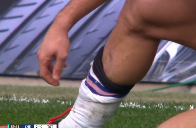 Virgil van Dijk gives Liverpool fans a glimpse of his recovery from serious knee injury  - Bóng Đá