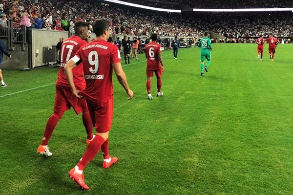 Laurent Koscielny branded ‘disgusting’ for ‘disrespectful’ Bordeaux unveiling in which he gets rid of Arsenal shirt he wore for nine years - Bóng Đá