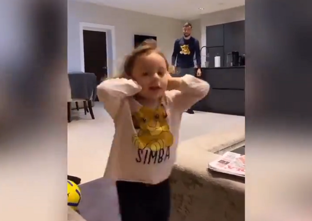 hình ảnh con gái bruno fernandes bắt chước cách ăn mừng của cha - Bóng Đá