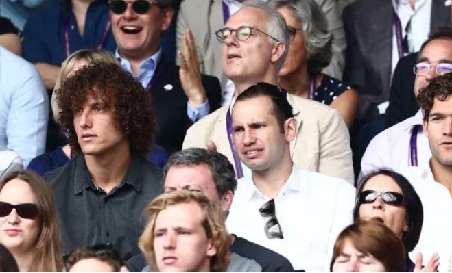 Chelsea star David Luiz ruins Wimbledon fan’s day by blocking his view of Federer vs Djokovic with his HAIR - Bóng Đá
