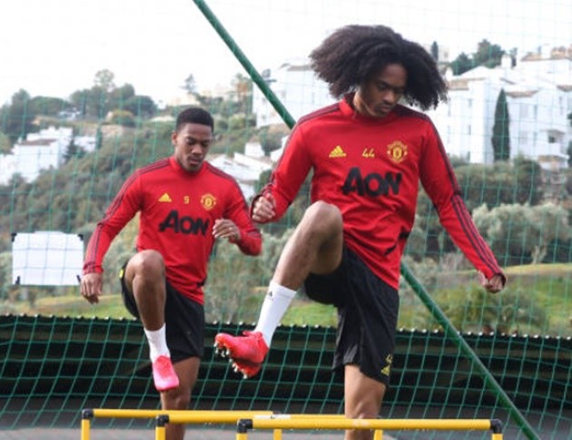 Hannibal Mejbri ‘taking the p***’ out of older Manchester United teammates in training - Bóng Đá