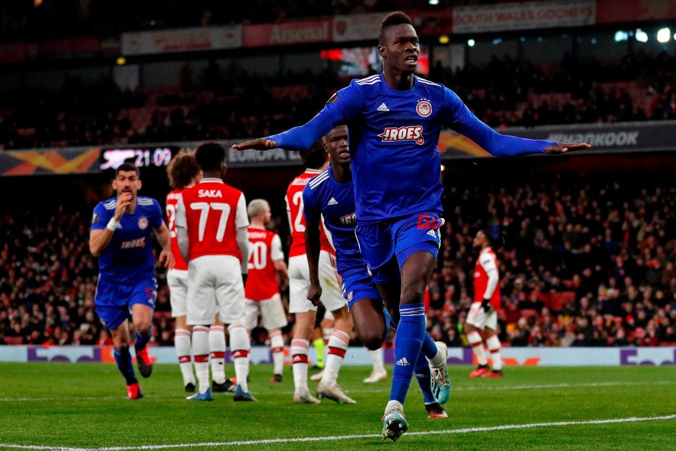 Manchester United fans react as Steve Bruce rules out Sean Longstaff departure - Bóng Đá